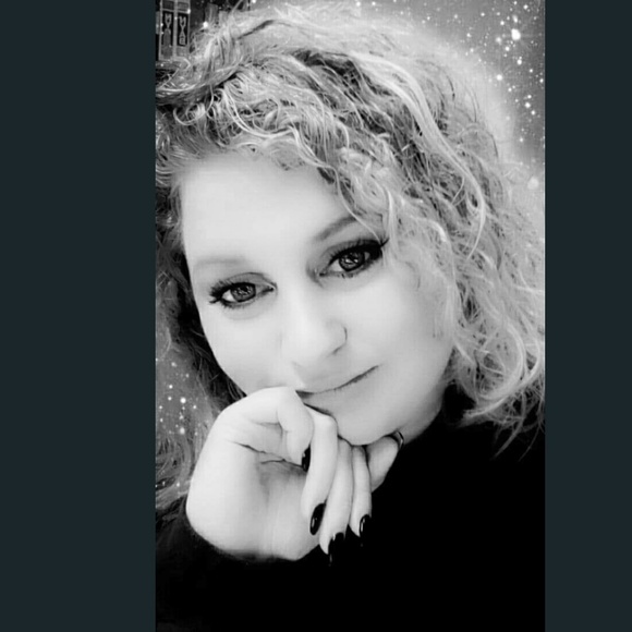 Meet your Posher, Gabrielle - Picture 1 of 1